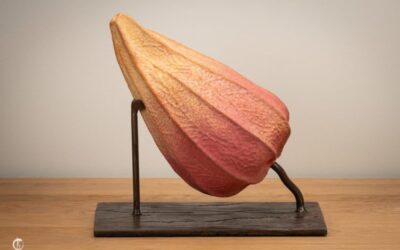La céramiste toulousaine Mounia Bouyssou présente sa sculpture « Cerise de terre »