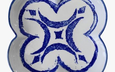 L&rsquo;atelier Virebent de porcelain à Puy-l&rsquo;Évêque présente le plat « Issoire »