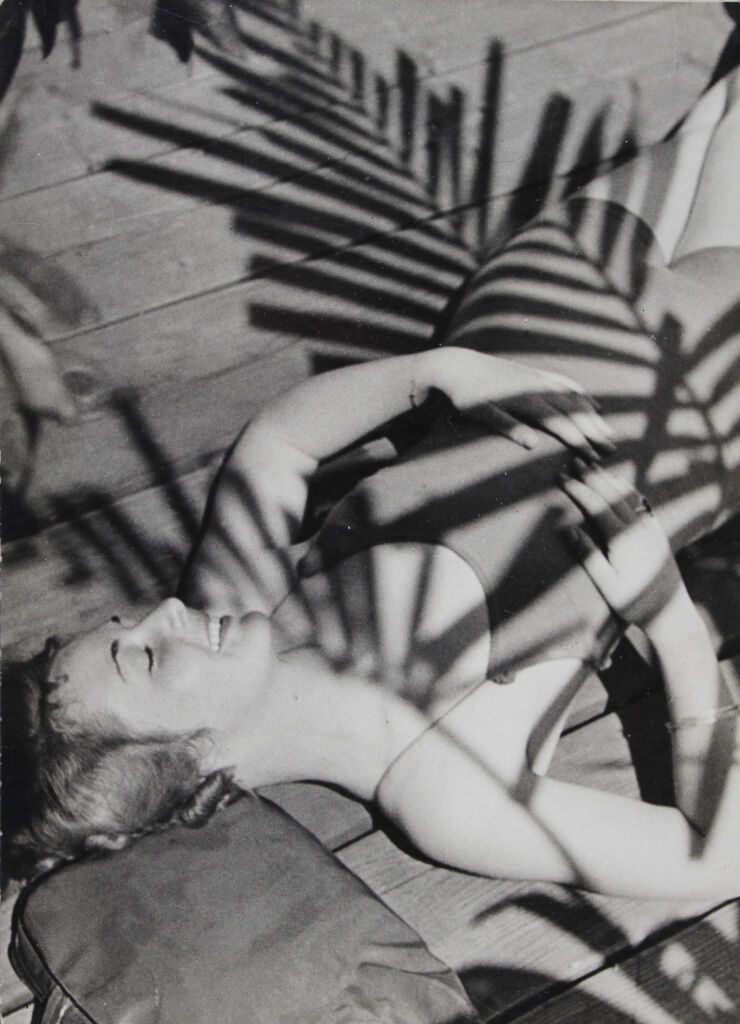 Paul Wolff, Femme en maillot de bain avec ombres de plantes, 1932 Woman in swimsuit with plants sh adows, 1932 Tirage d’origine – Vintage print Collection Christian Brandstätter