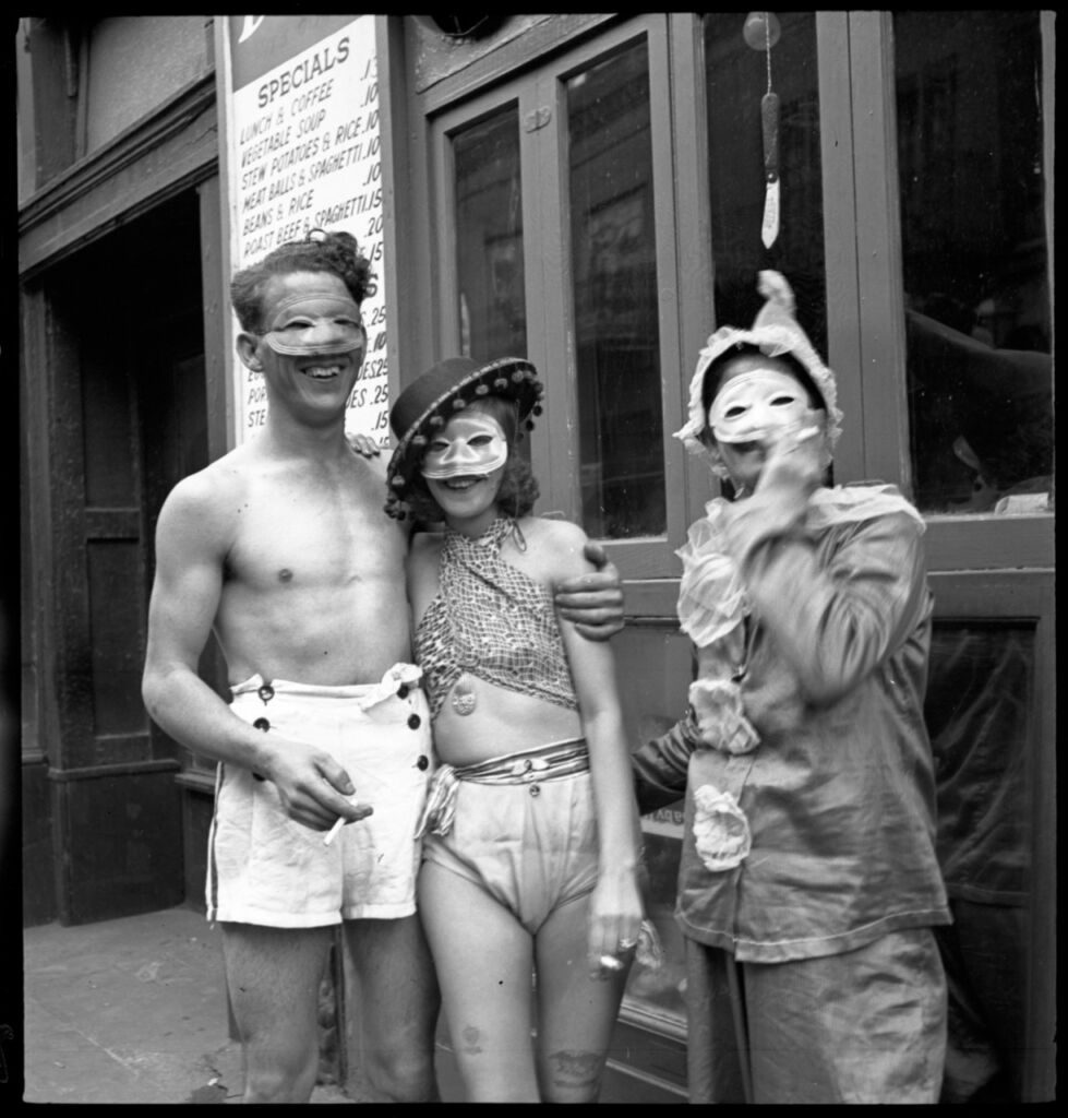 Eudora Welty Mardi gras dans une rue de la Nouvelle - Orléans, 1935 ; “On New Orleans Street Mardi Gras, 1935.” © Reproduit avec l'autorisation du Mississipi Department of Archives History et Russell & Volkenin g en tant qu'agents de l'auteur ©2024 Eudora Welty & Eudora Welty, LLC - Service Presse/Ville de Montpellier