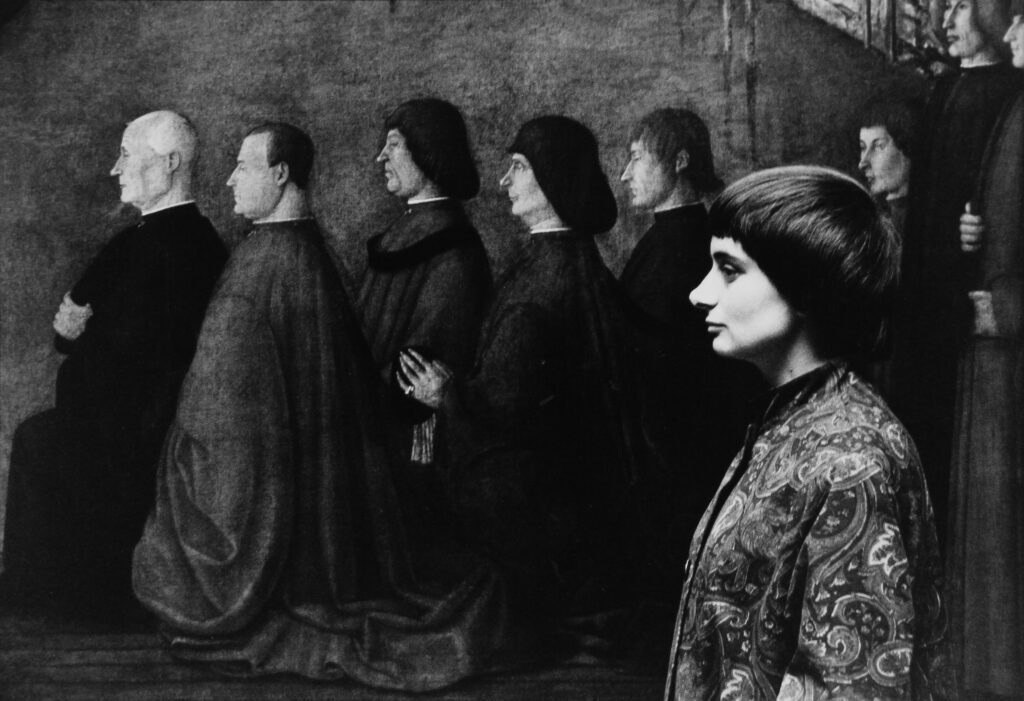 © Agnès Varda, Autoportrait à Venise devant une peinture de Gentile Bellini, 1959, tirage gélatino-argentique, 29 x 30 cm, collection Galerie Le Château d'Eau, Courtesy Succession Agnès Varda – Fonds déposé à l’Institut pour la Photographie des Hauts-de-France, Lille
