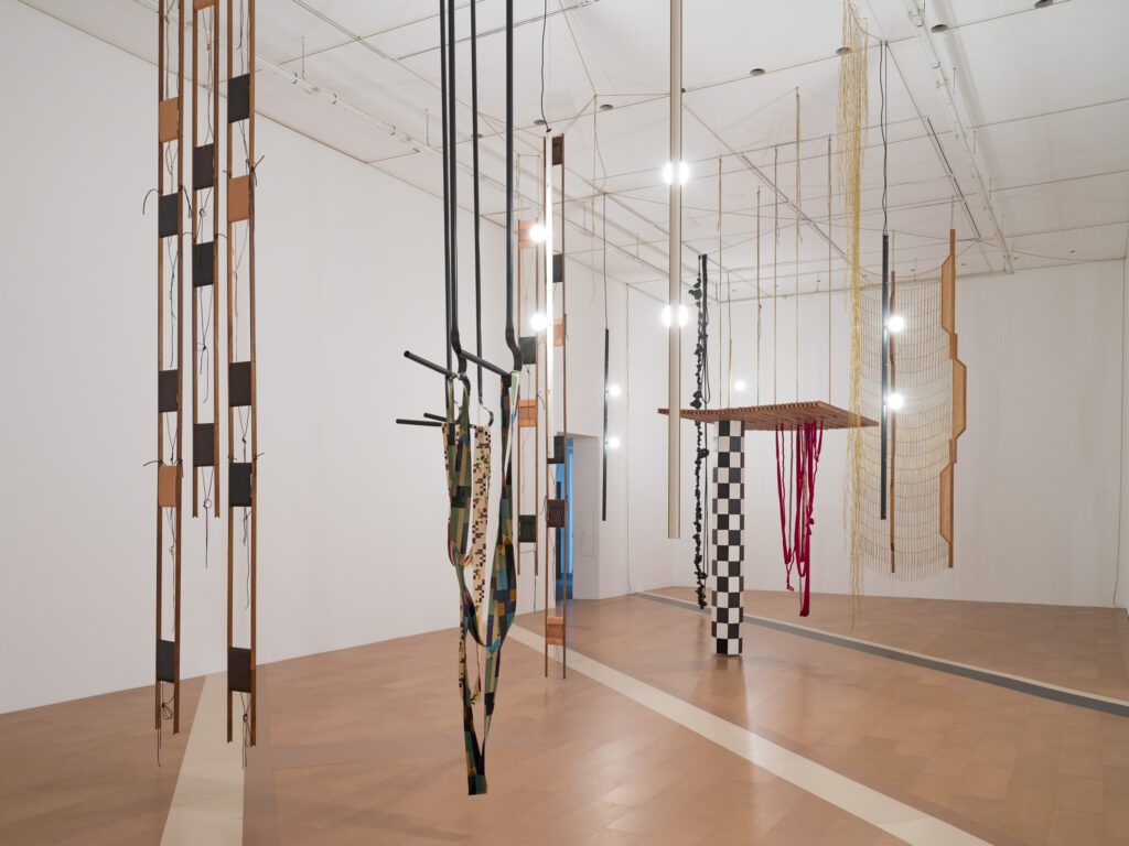 Vue de l’exposition « les inégalités constantes des jours de leonor* » de Leonor Antunes, 2025, Crac Occitanie, Sète. Photo : Nick Ash.