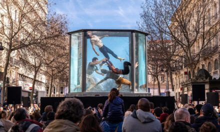 Occitanie | Quatre acrobates-apnéistes dans un aquarium géant – Naïade de la compagnie Out of the Blue en tournée de mai à juillet