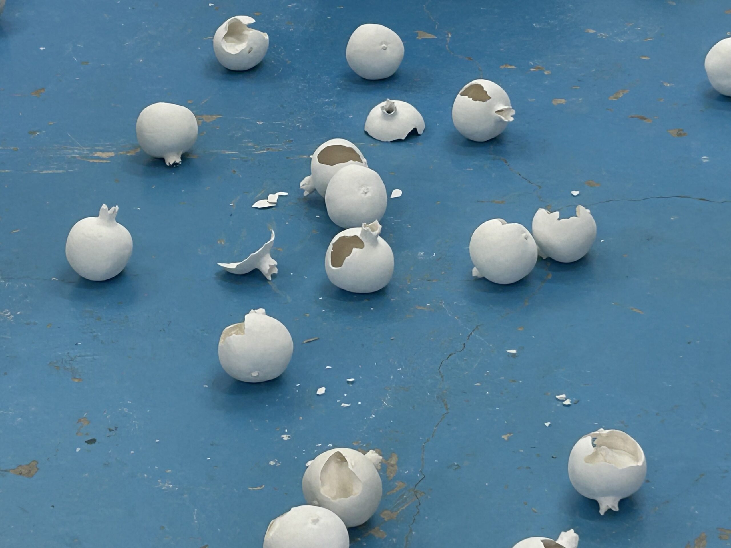 En attendant ton retour, grenades en plâtre, dimensions variables, 2026. © Melika Sadeghzadeh